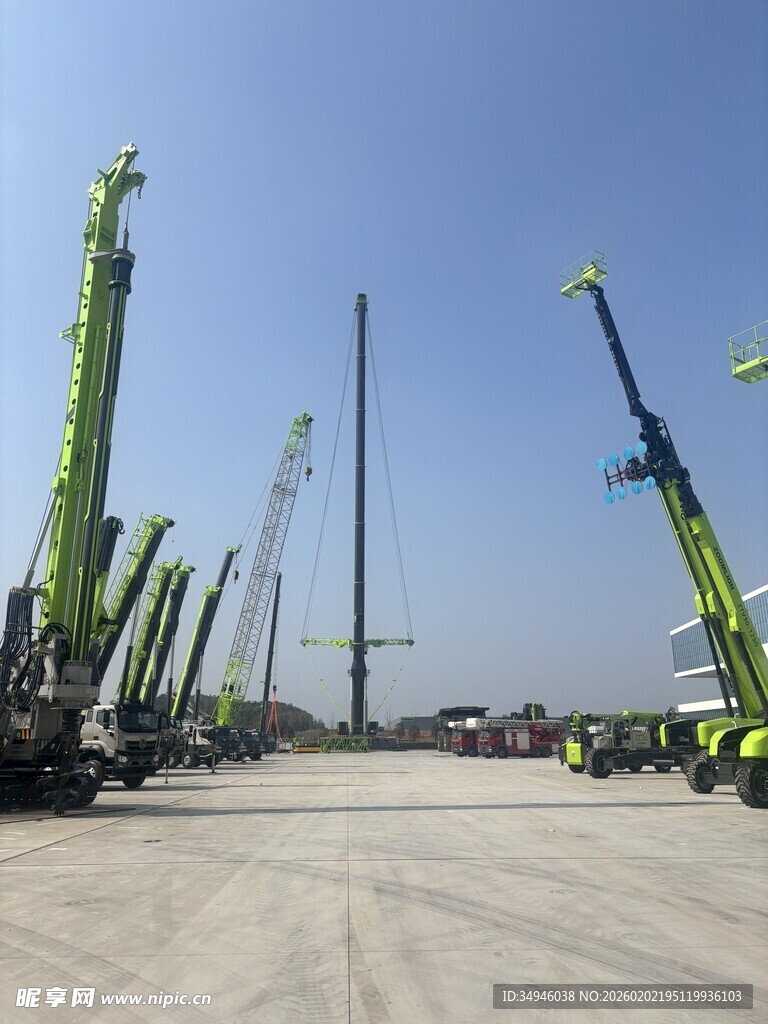 户外多台起重机整齐排列