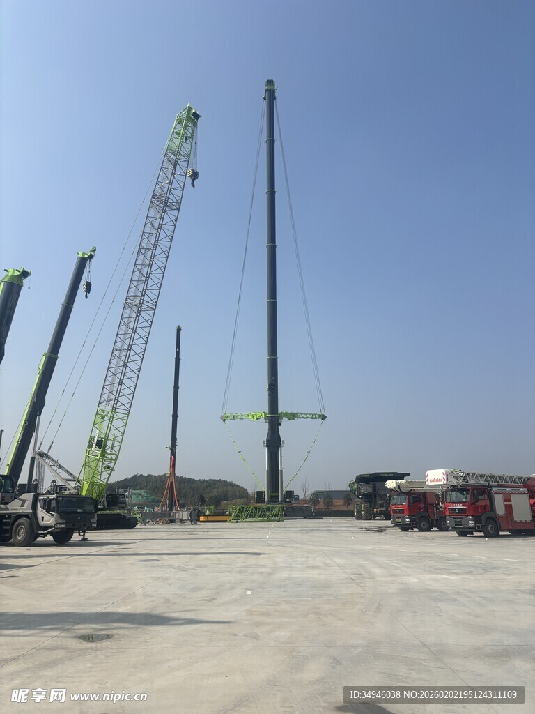 施工现场多台起重机作业