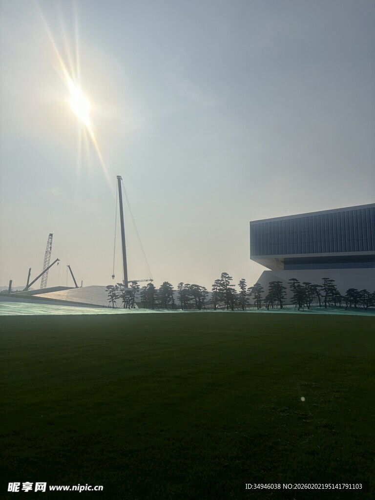 阳光下的开阔场地与建筑