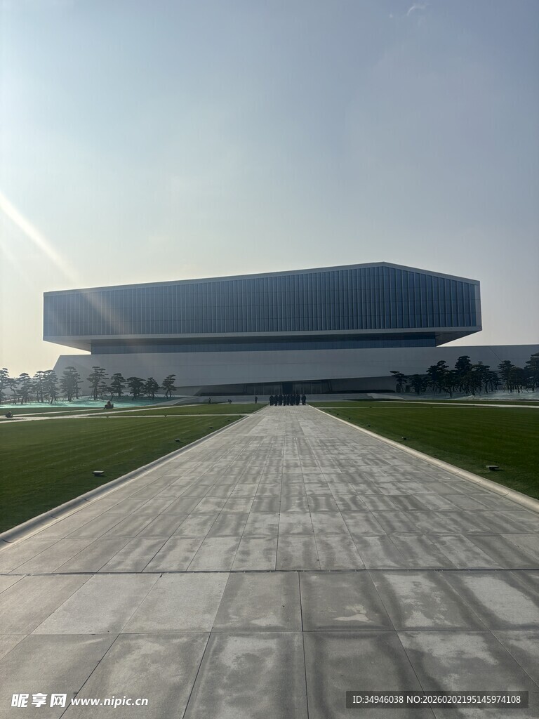 现代建筑前的宽阔步道