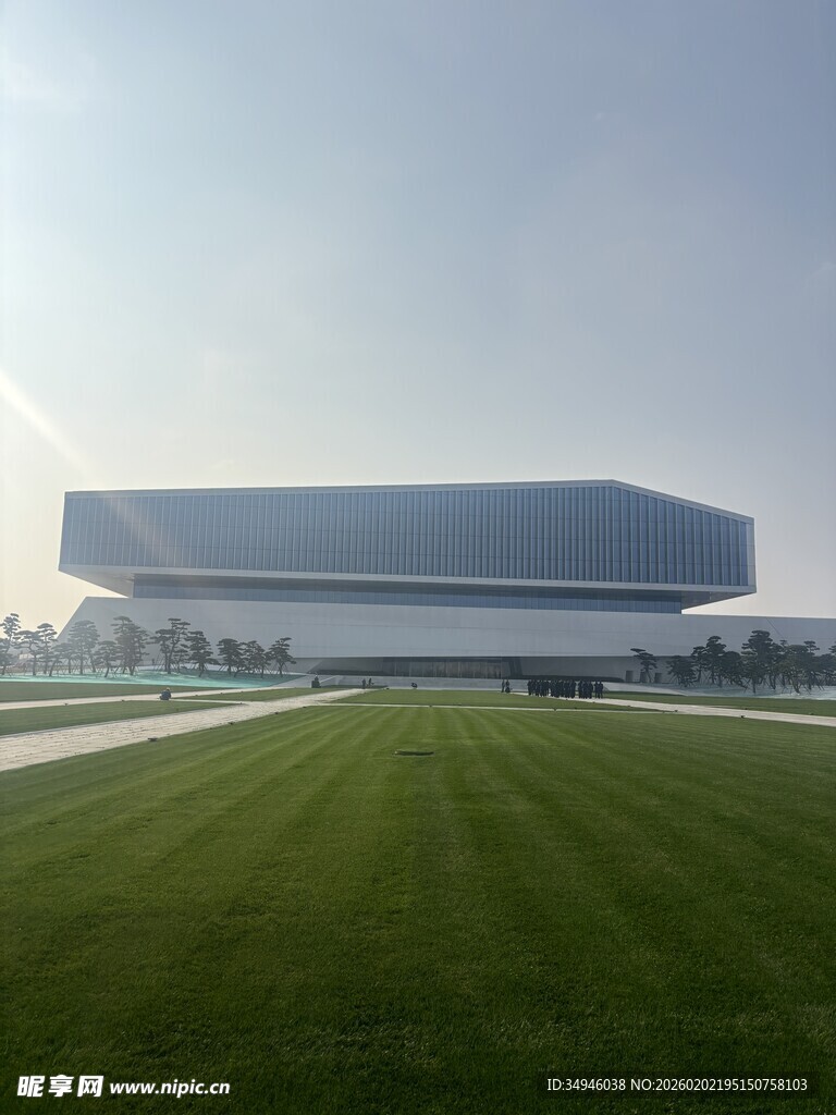 现代建筑前的大片绿茵草地