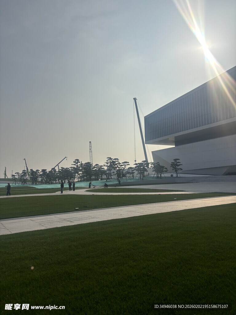 现代建筑旁的开阔绿地