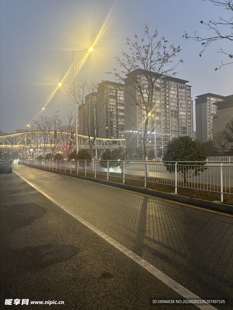 城市黄昏街道旁的高楼景