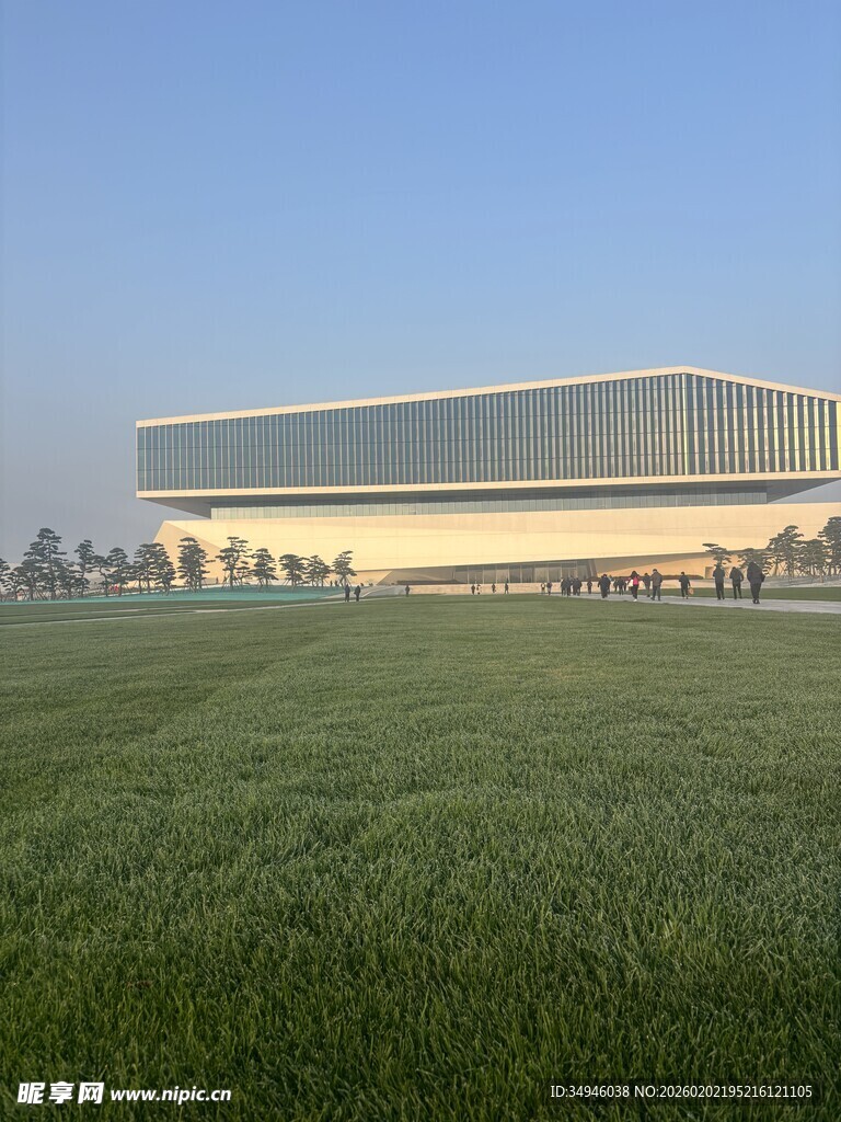 广阔草地旁的现代建筑