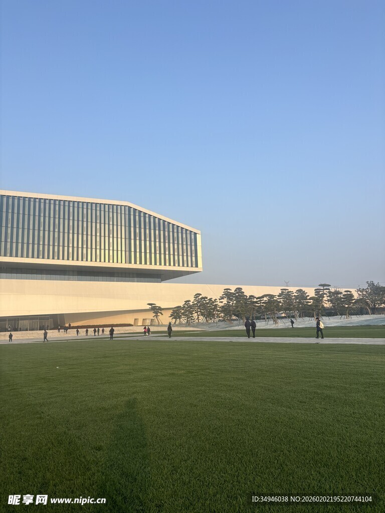 现代建筑前的开阔绿草地