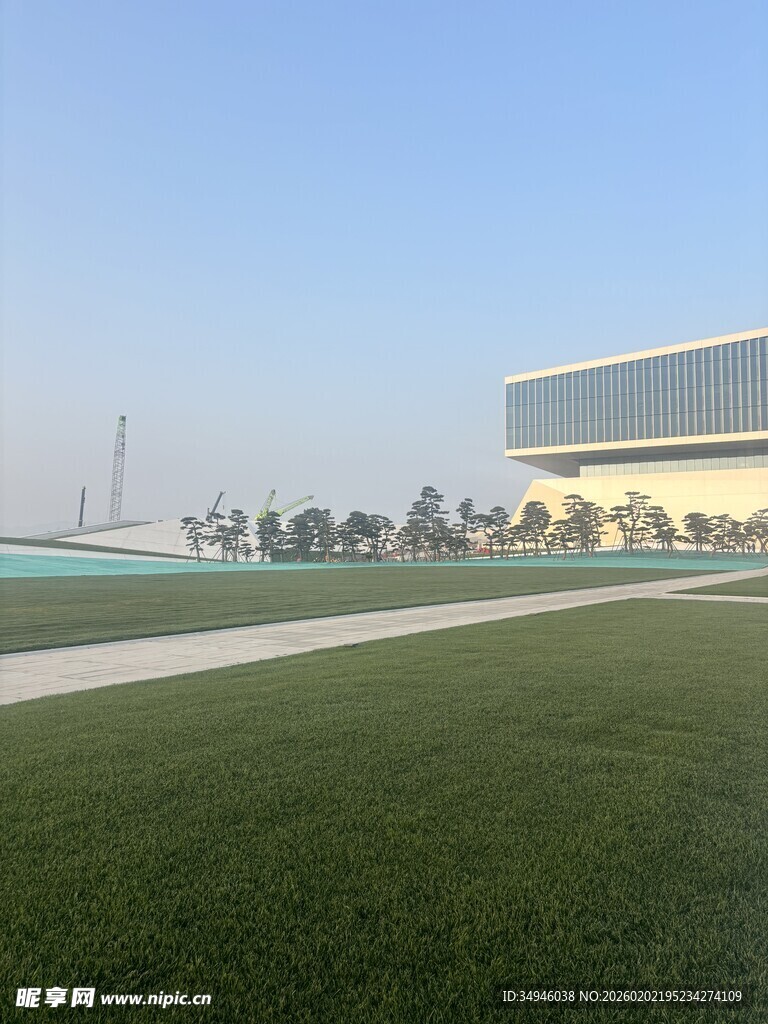 开阔草坪旁的现代建筑景观