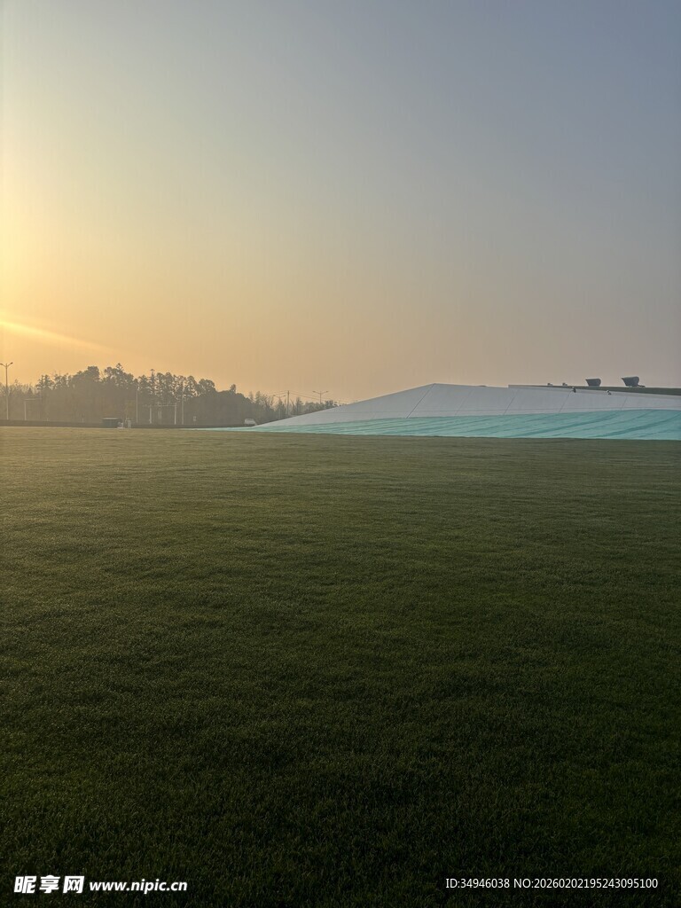 日出下的广袤绿色原野