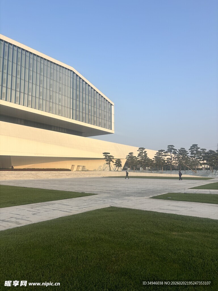 现代风格的宏伟建筑外观