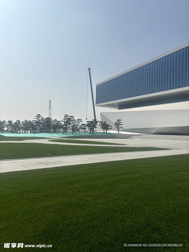 现代建筑旁的开阔绿草地