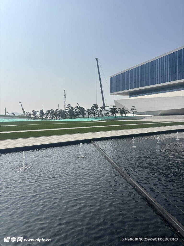 现代建筑旁的水景景观
