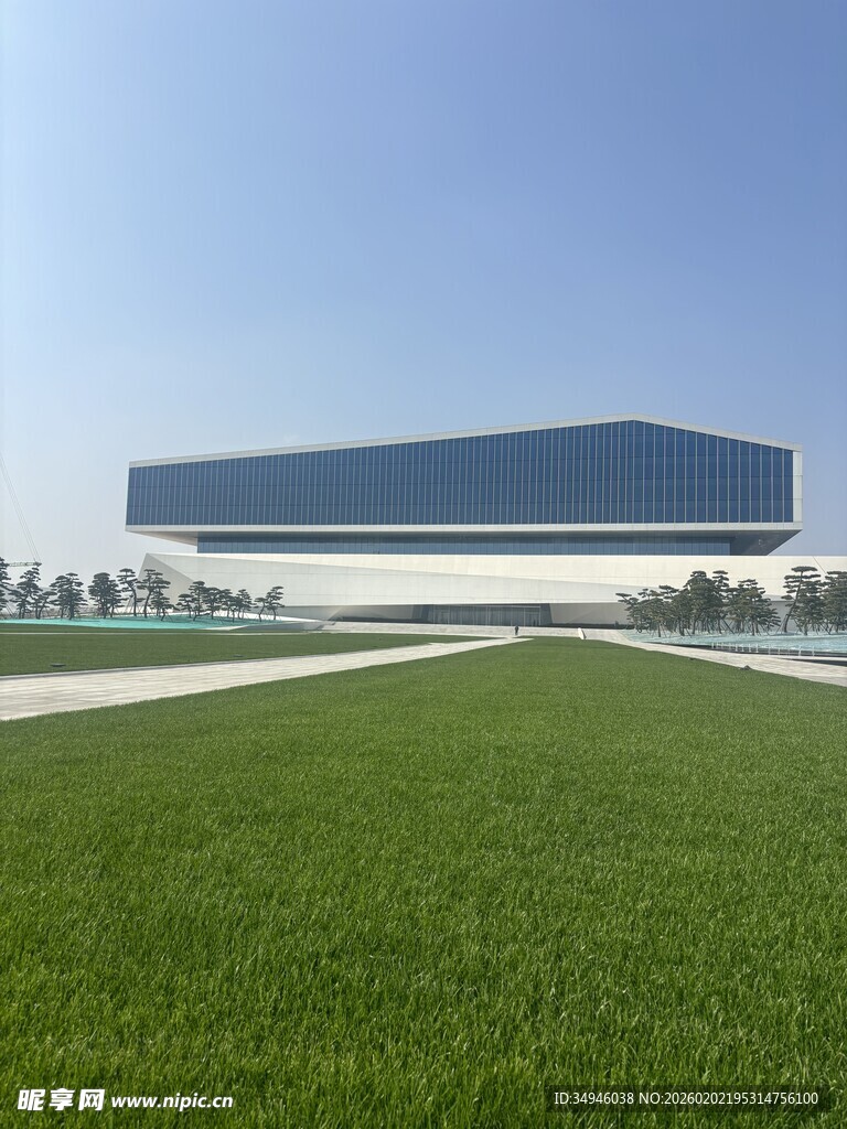 现代建筑旁的大片绿草地