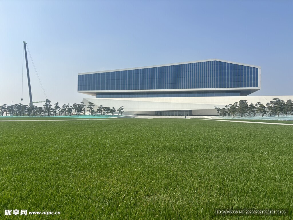 开阔草地旁的现代建筑