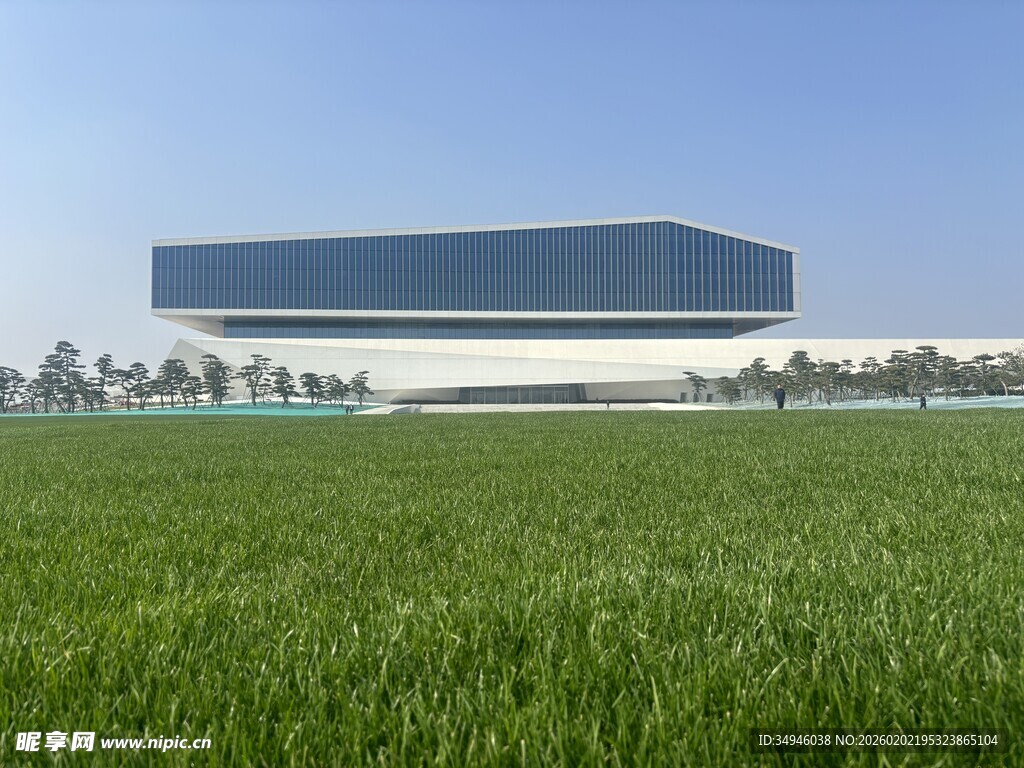 田野旁的现代风格建筑