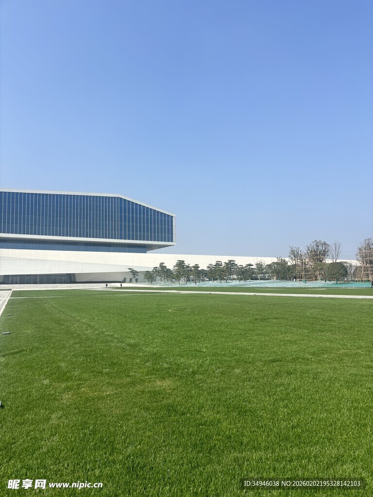 现代建筑旁的大片绿草地