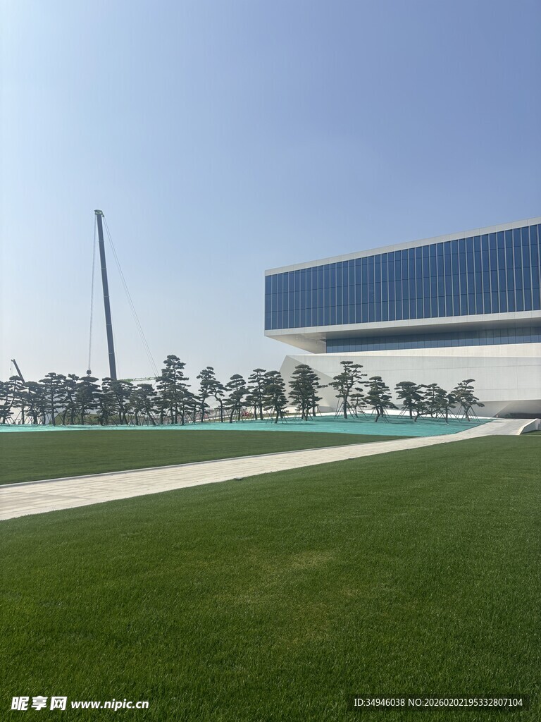 现代建筑旁的开阔绿茵地