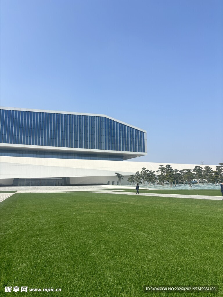 现代建筑前的大片绿草地