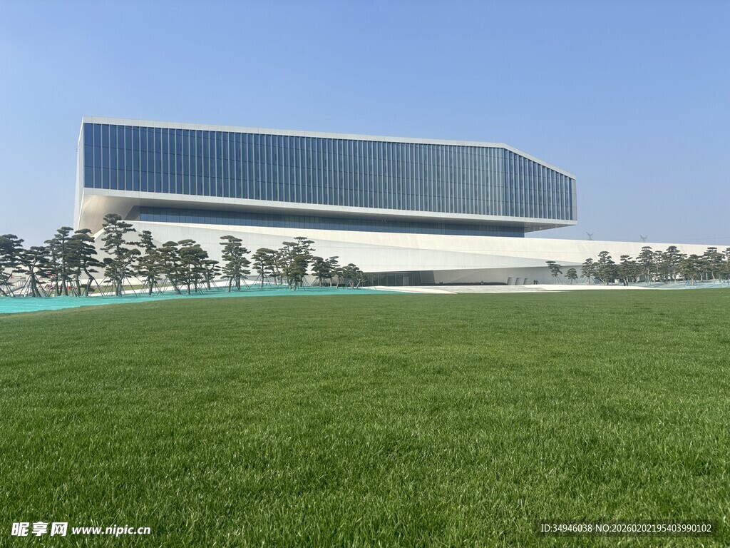 现代建筑前的大片绿草地