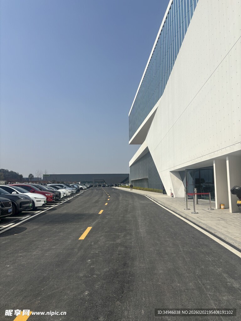 现代建筑旁的空旷停车场