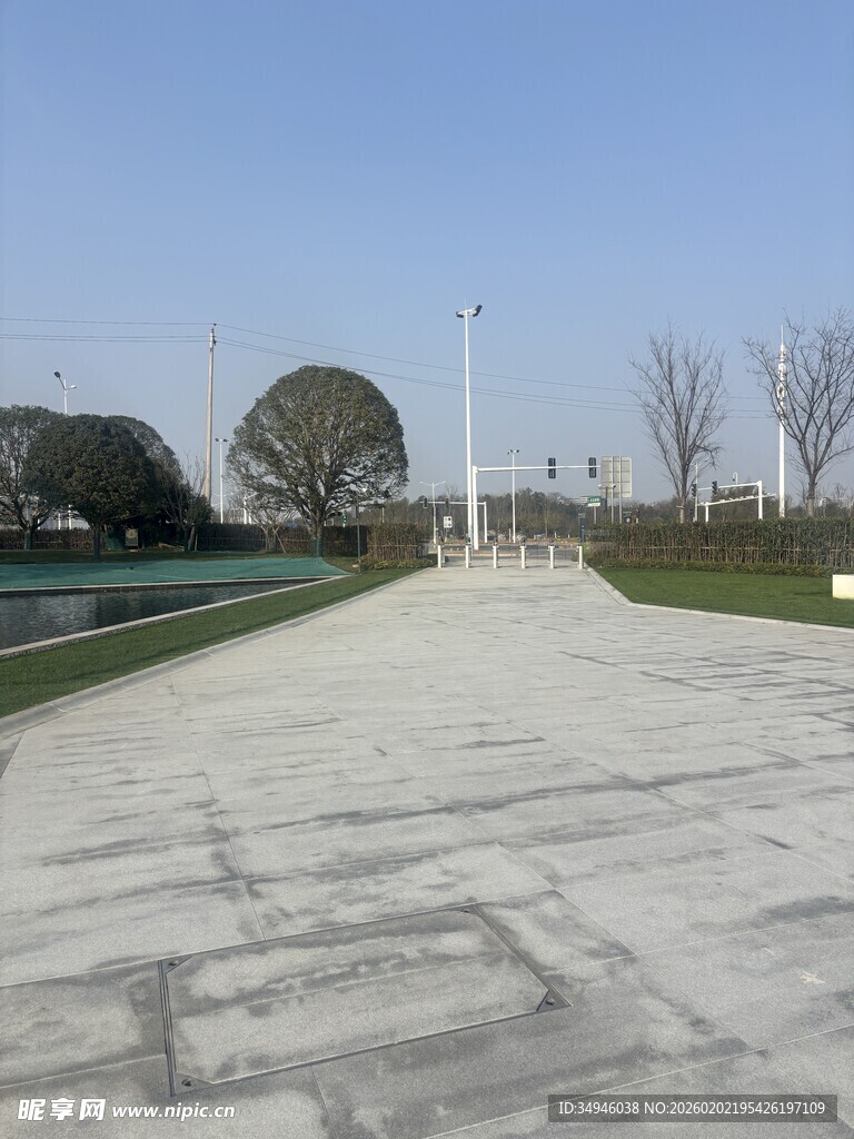 宽阔平坦的户外步道景观