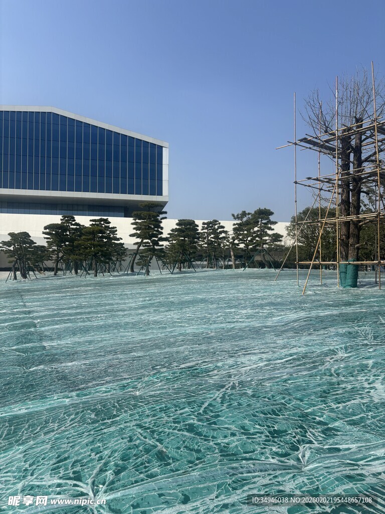 清澈泳池与现代建筑景观