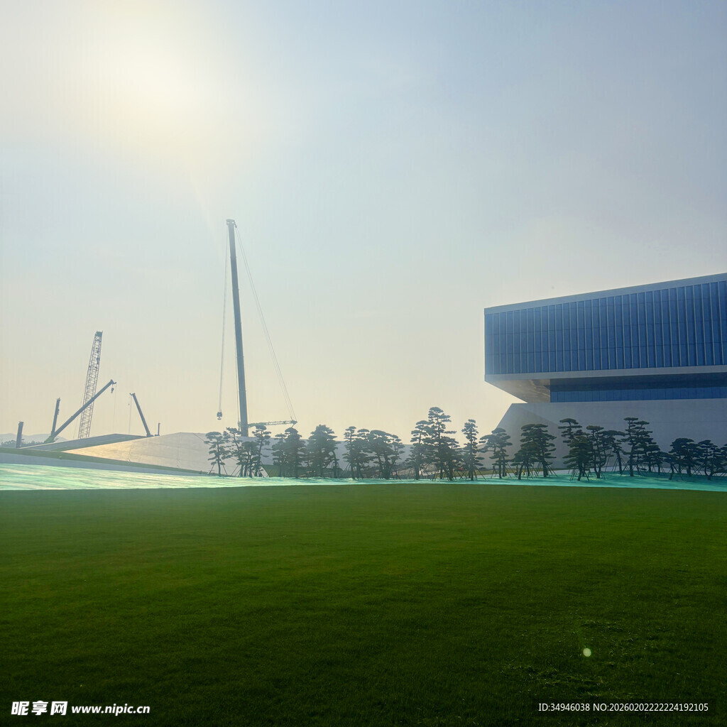 户外开阔绿地与现代建筑