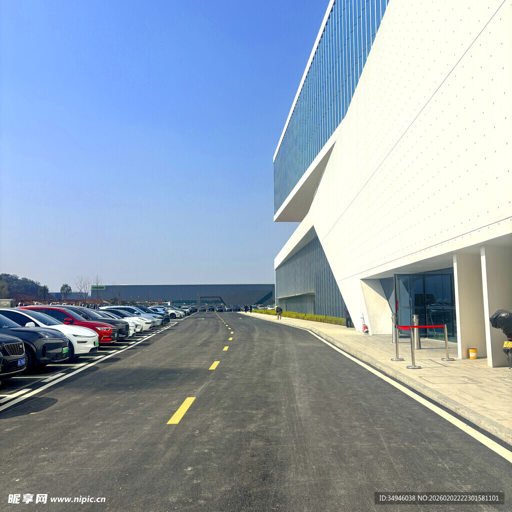 现代建筑旁的整齐停车场
