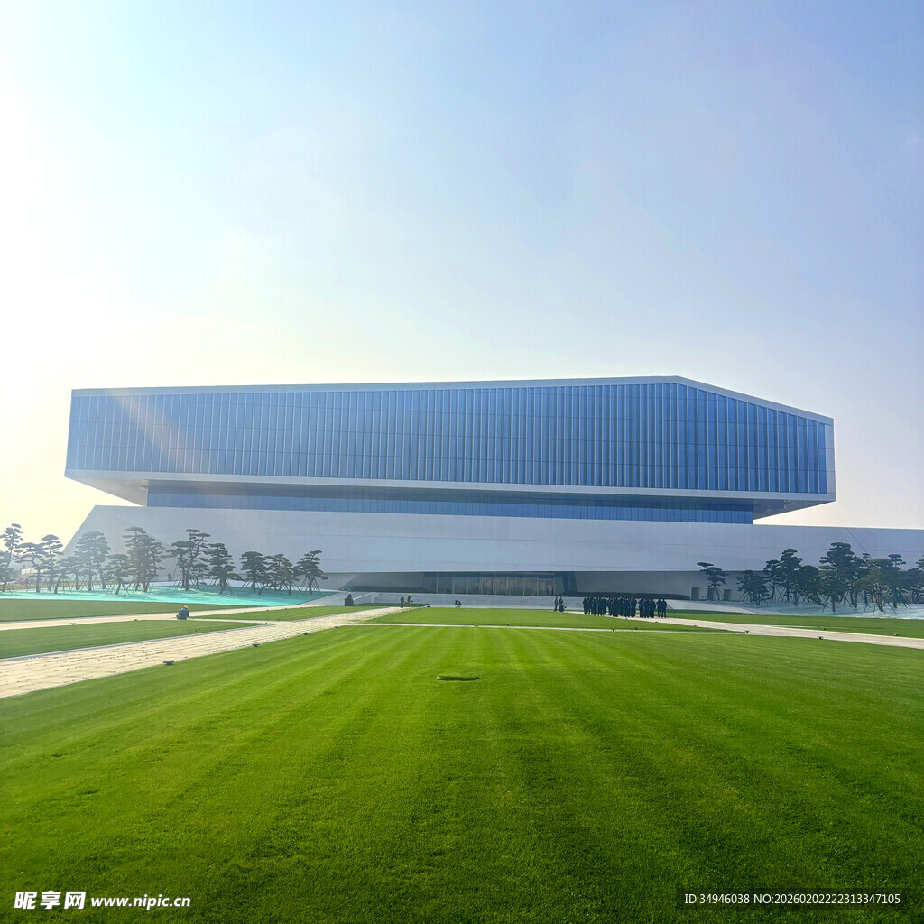 现代建筑前的大片绿草地
