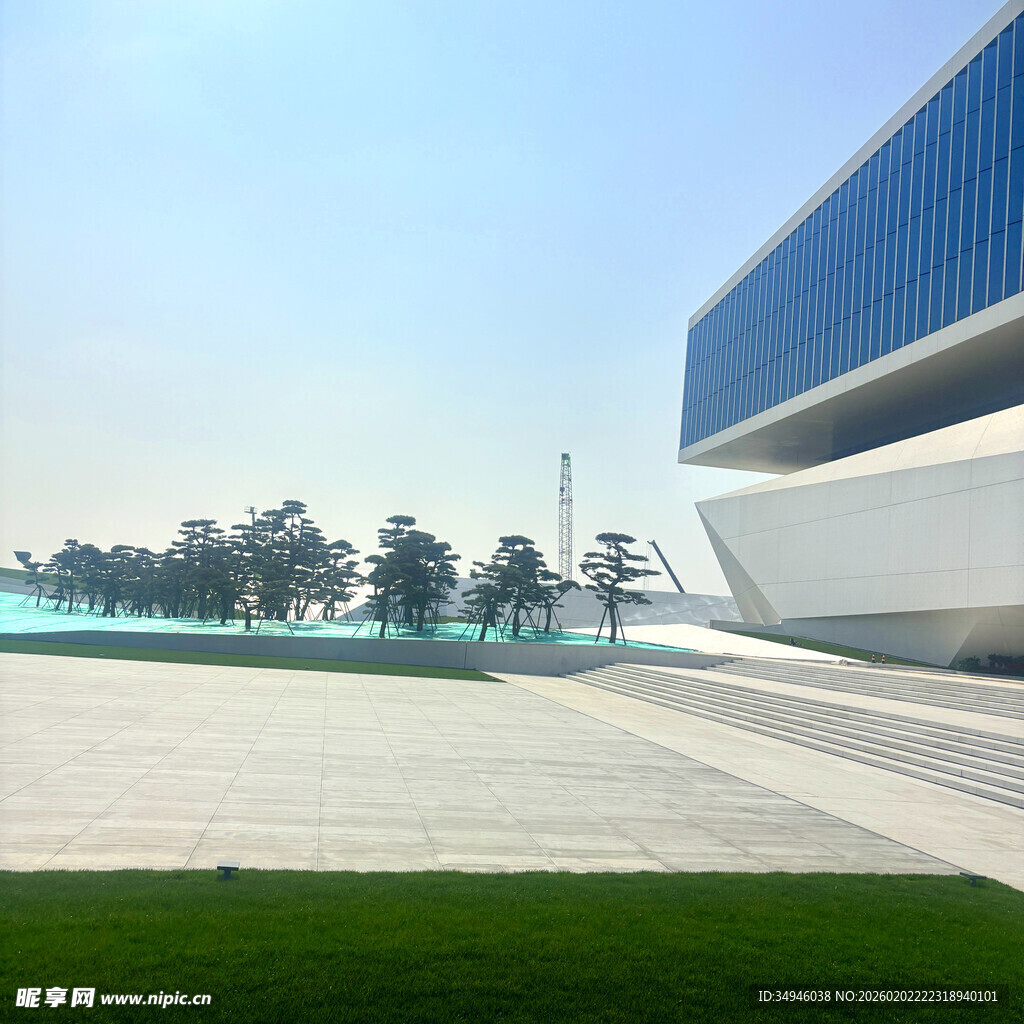 现代建筑与开阔户外景观