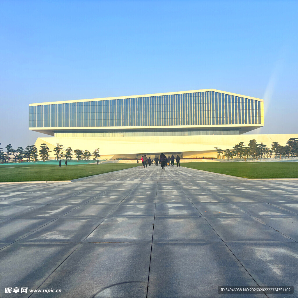 现代化建筑前的开阔广场