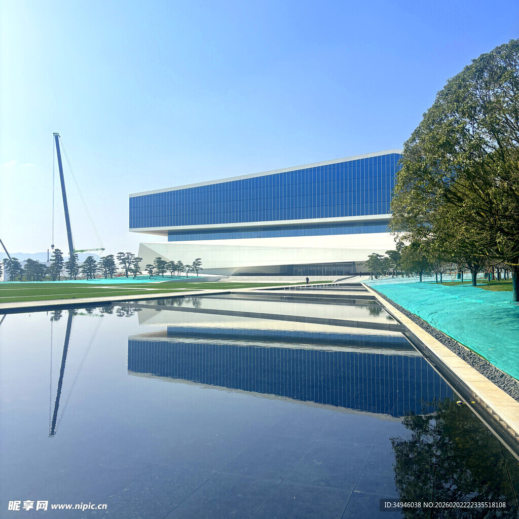现代建筑与镜面水池景观
