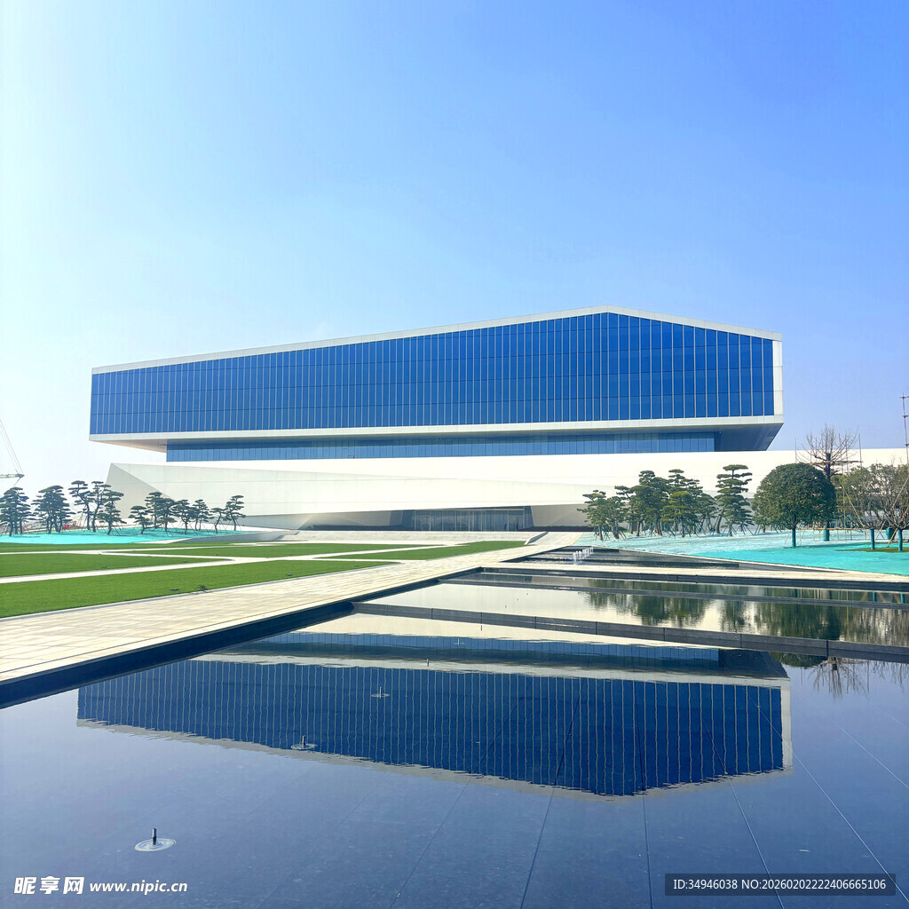 现代简约风格的镜面建筑