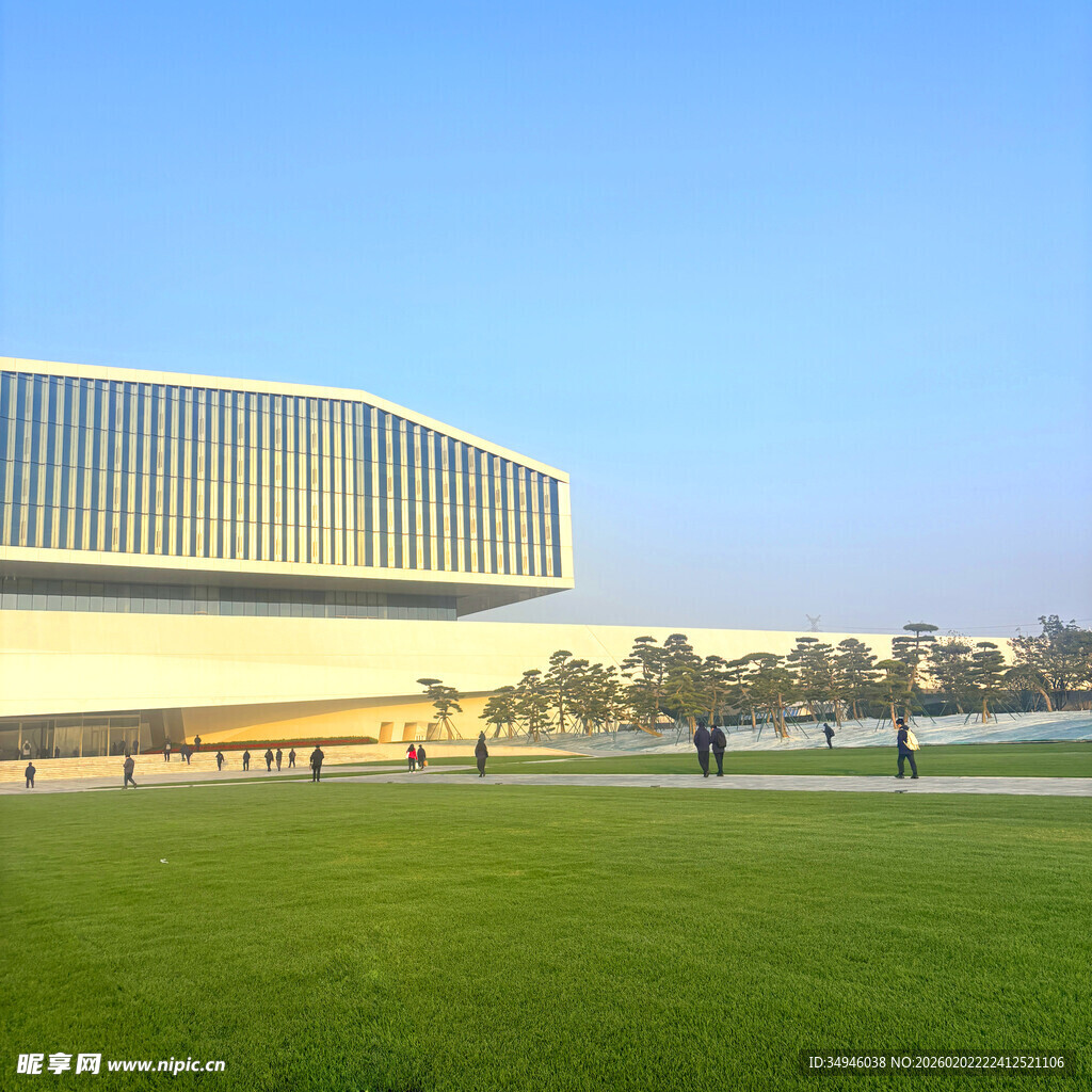 现代建筑前的开阔绿草地