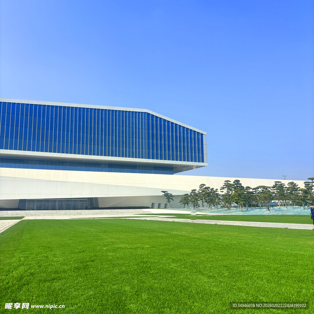 现代大楼前的大片绿草地