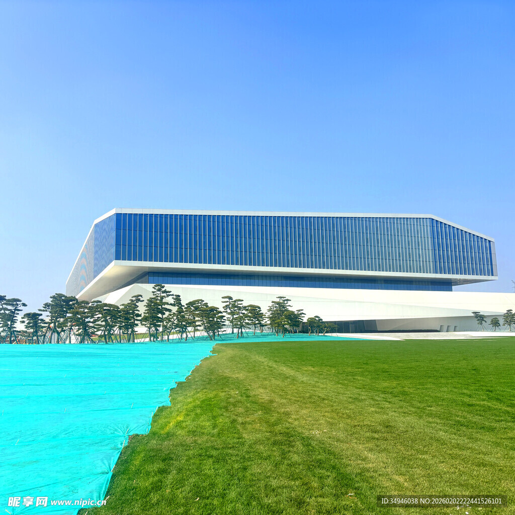 现代建筑旁的碧水绿地