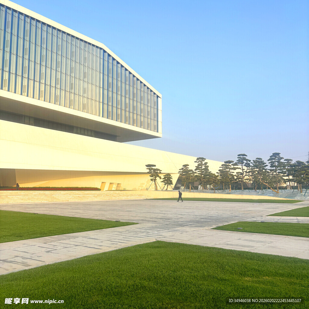 现代建筑与开阔草地景观