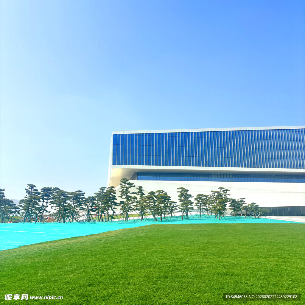 现代建筑旁的翠绿草坪