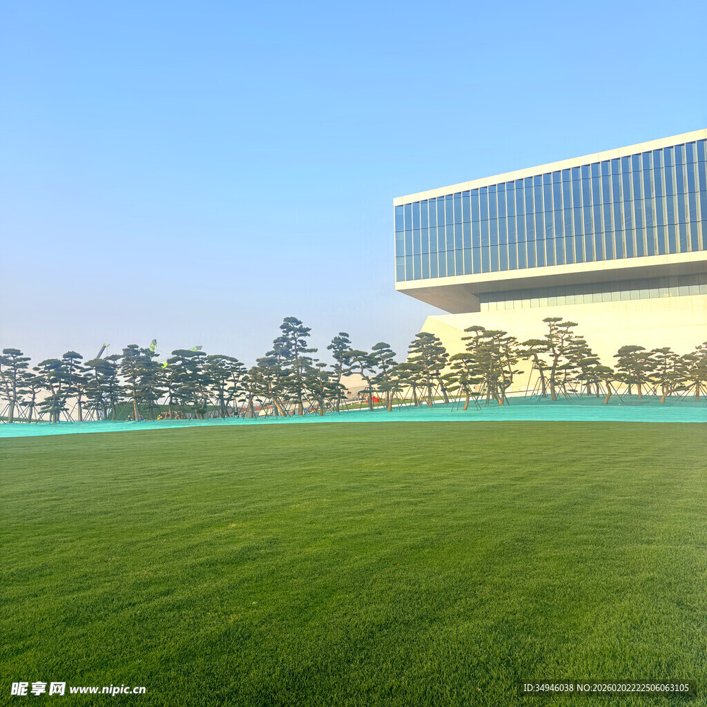 广阔绿草地旁的现代建筑