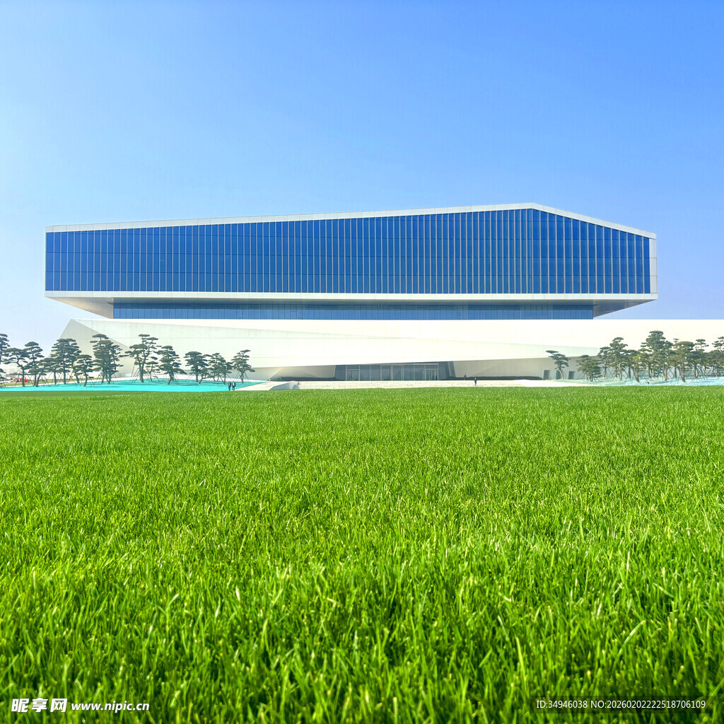 田野旁的现代建筑