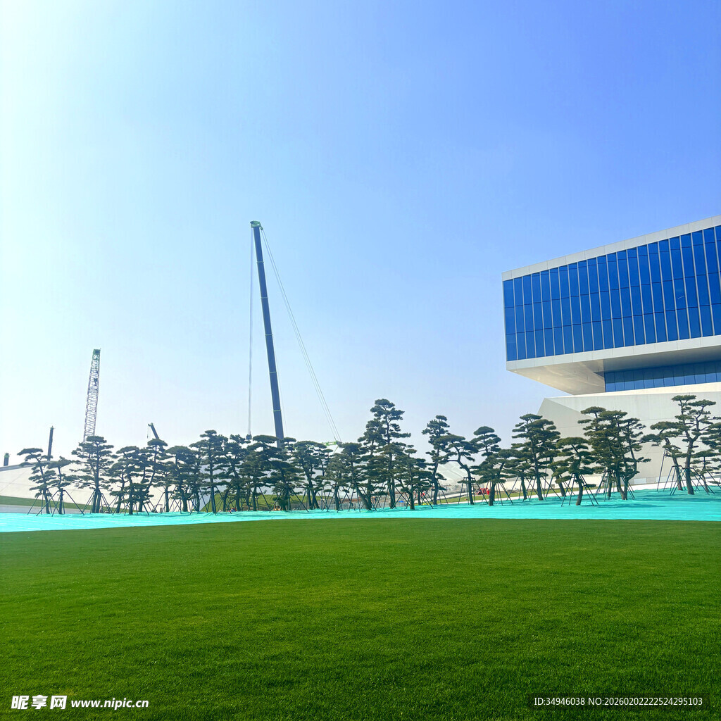 户外开阔绿地与现代建筑
