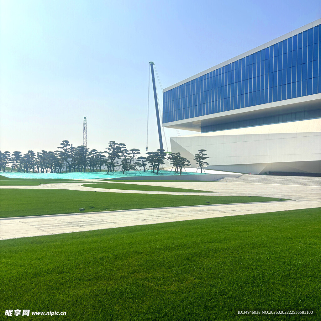 现代建筑旁的翠绿草坪