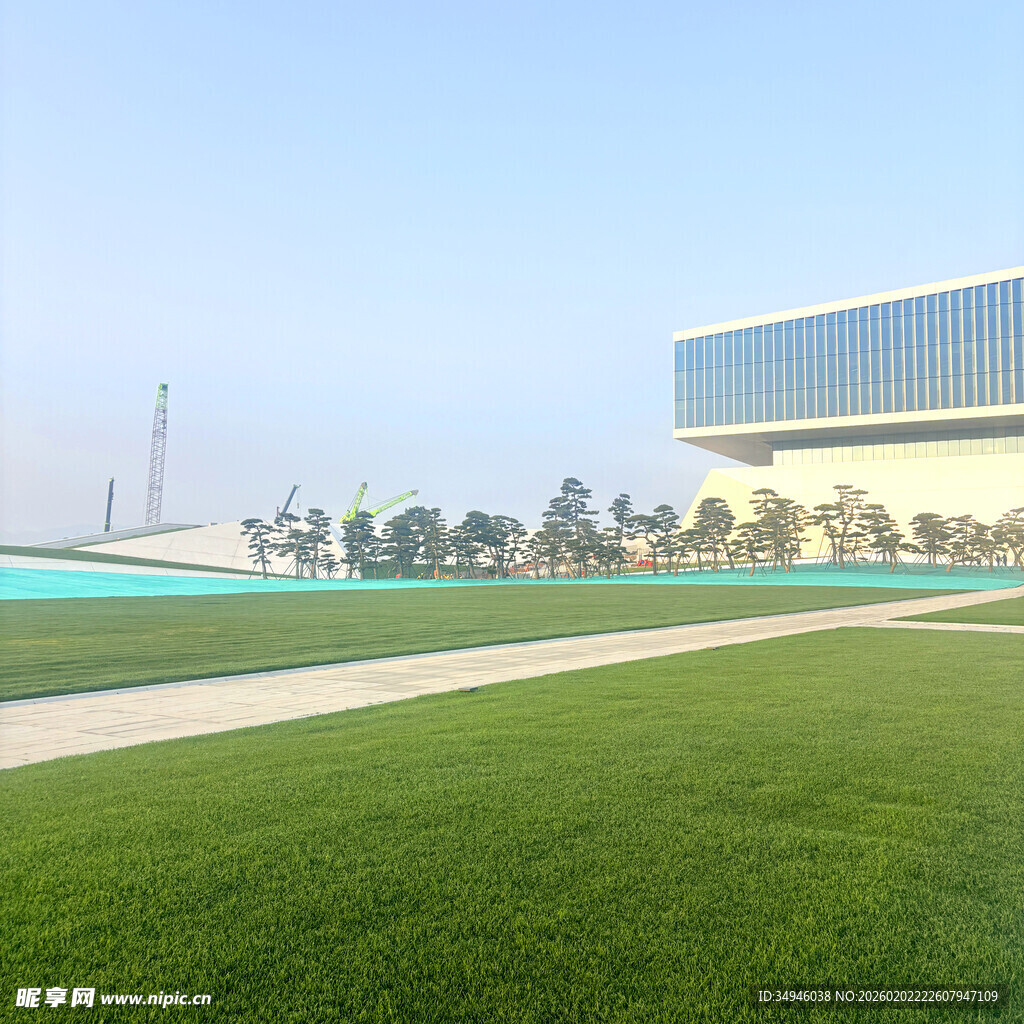 现代建筑旁的开阔草坪景观