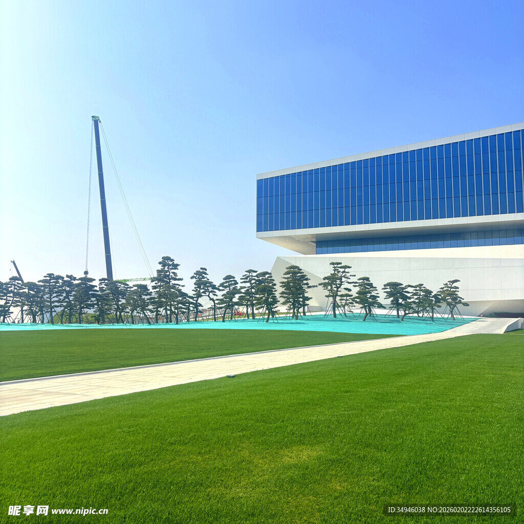 现代建筑旁的翠绿草坪