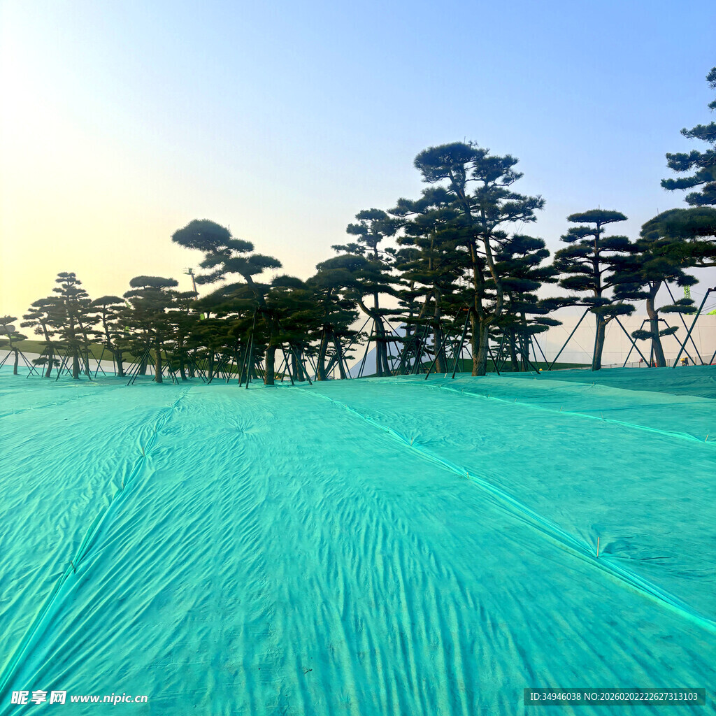 蓝色防护网覆盖的开阔场地