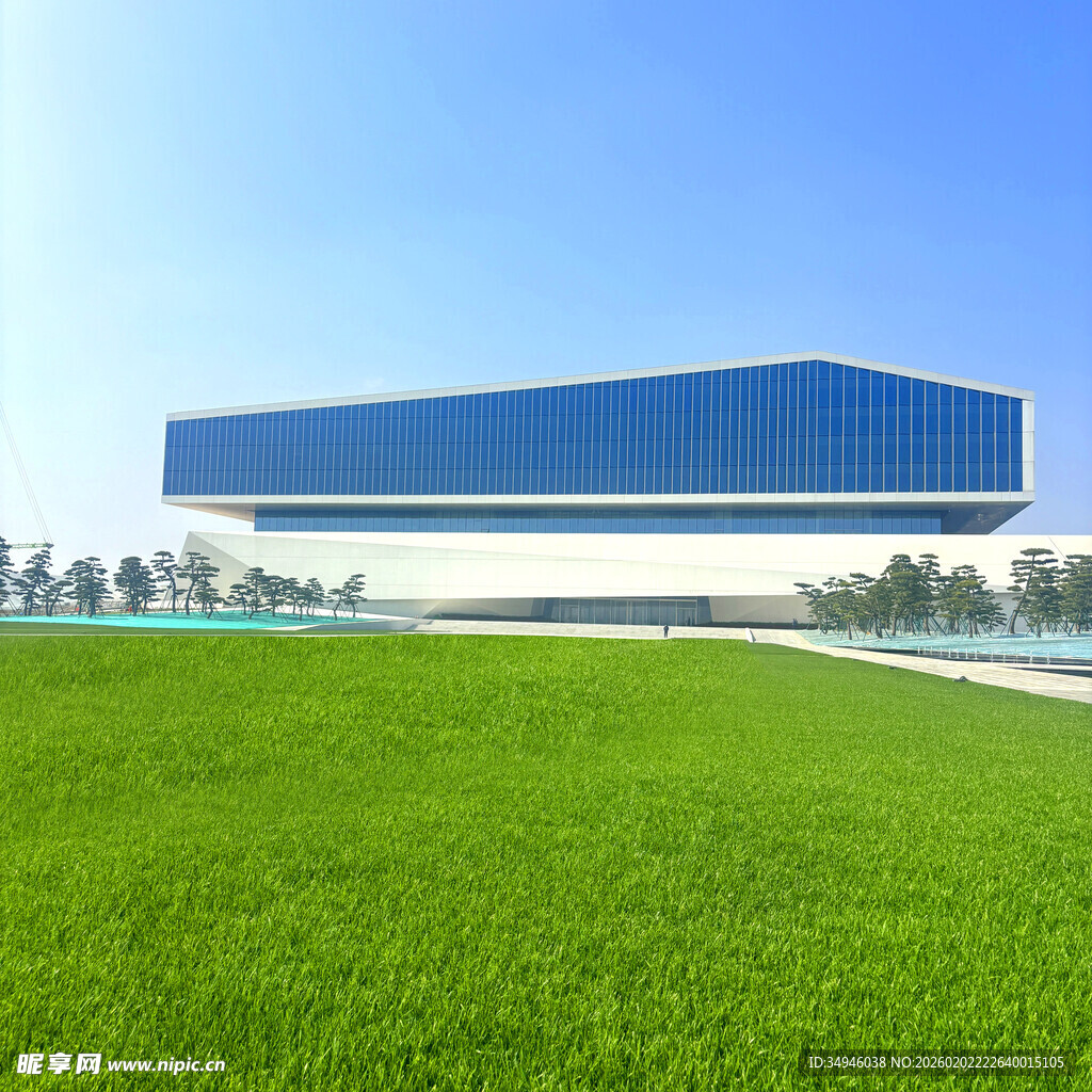 未来感建筑矗立绿草地