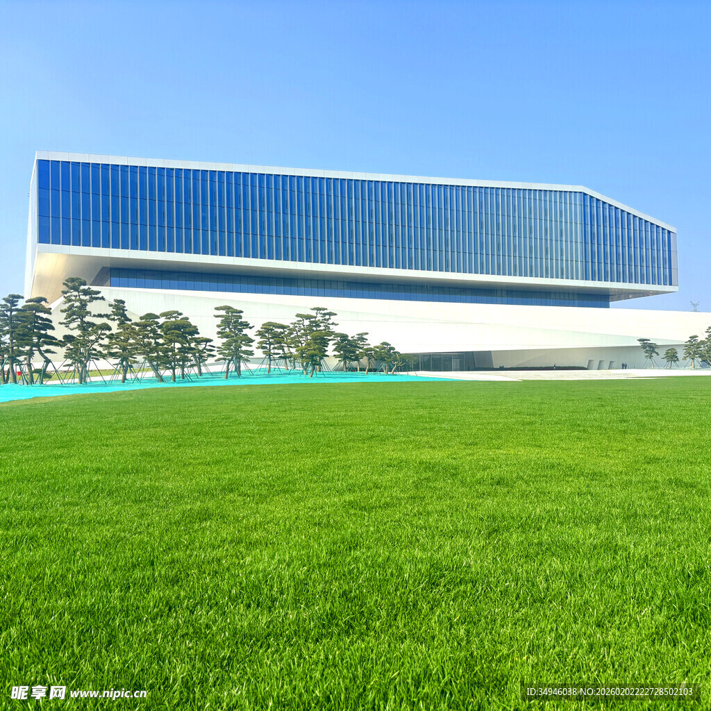 现代建筑与绿茵草地景观