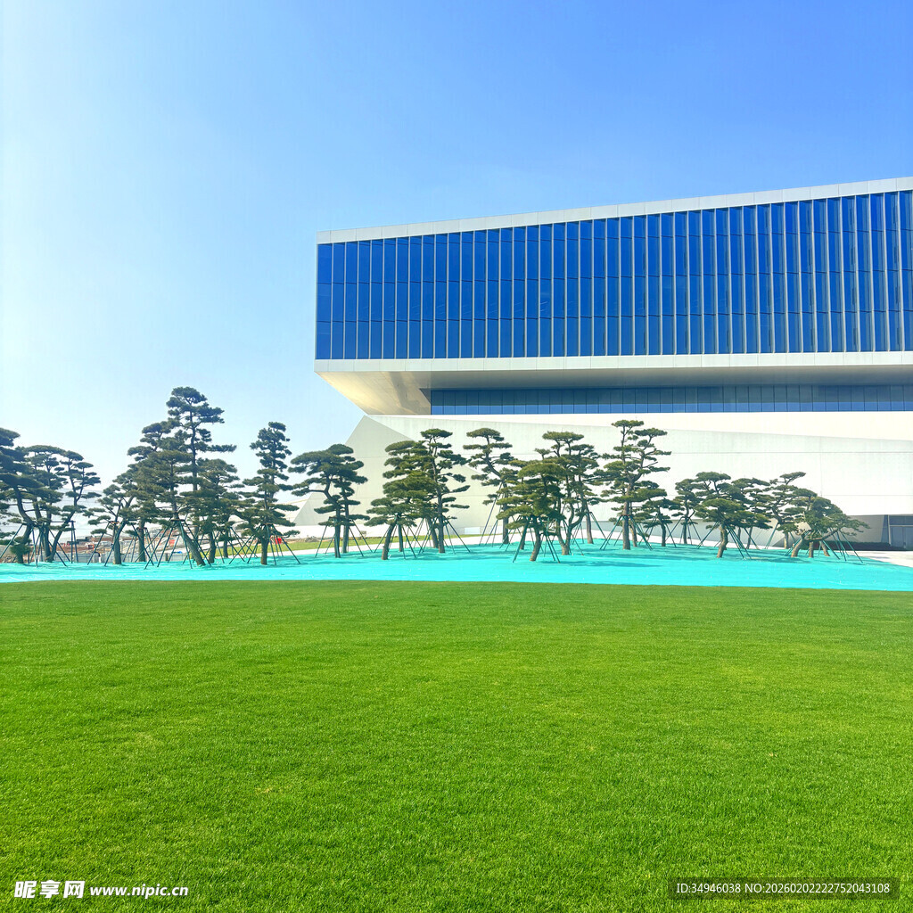 现代建筑与广阔绿地景观