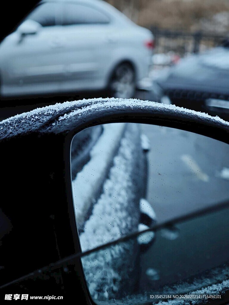 覆雪的汽车