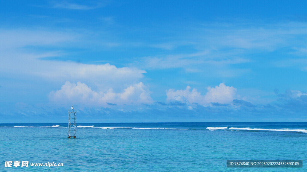 碧海蓝天的海上风光