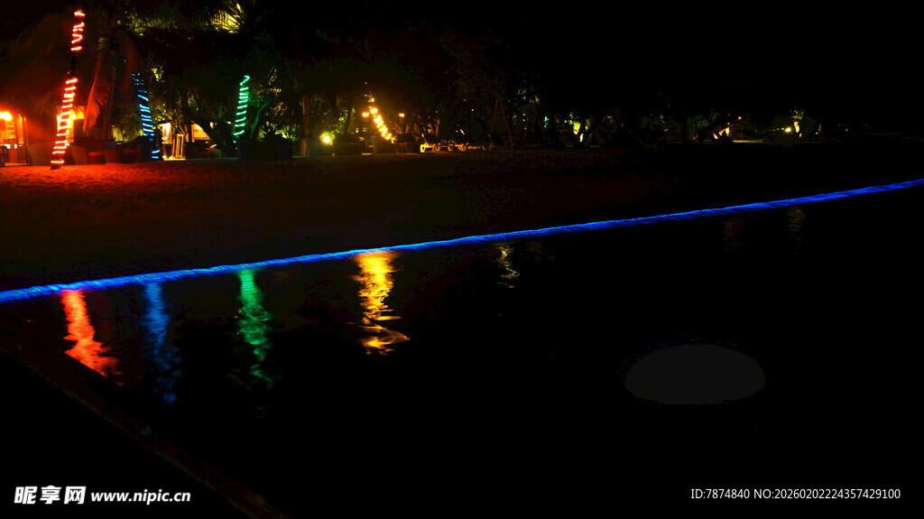 夜晚河畔绚丽灯光倒影