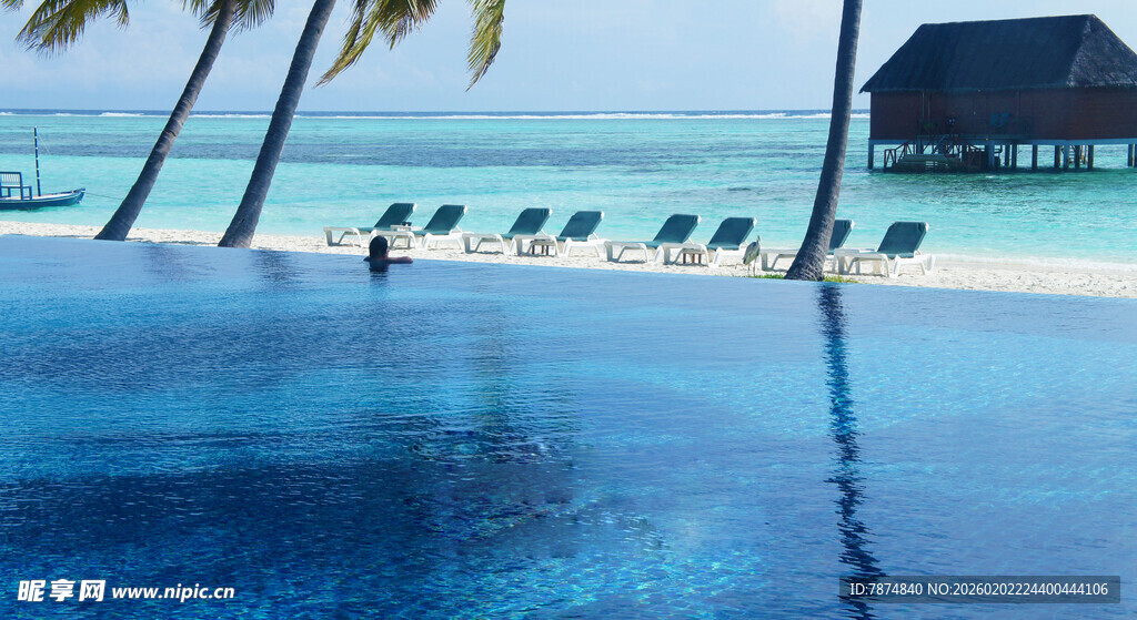 马尔代夫海滨泳池美景